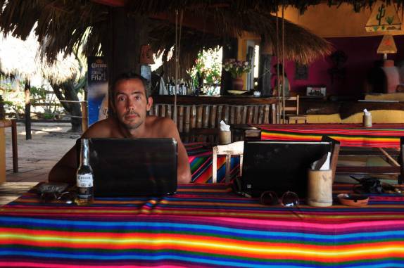 A difícil hora do trabalho em Zipolite, no litoral Pacífico do México